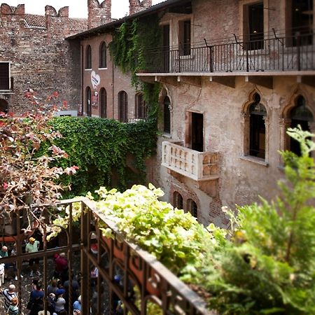 Relais Balcone Di Giulietta Hotel Verona Eksteriør billede The courtyard of the Palazzo del Vicario