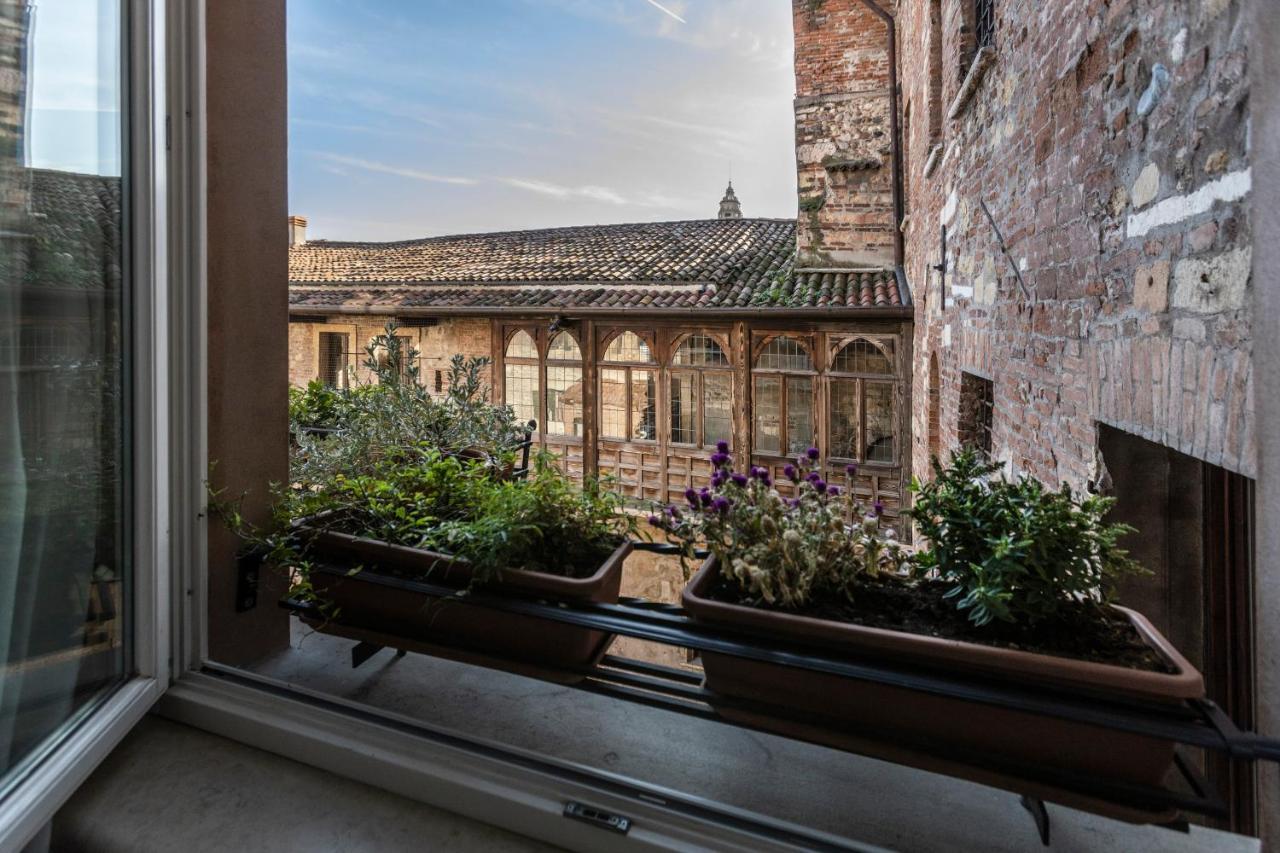 Relais Balcone Di Giulietta Hotel Verona Eksteriør billede View of the cloister from the window of the guest rooms