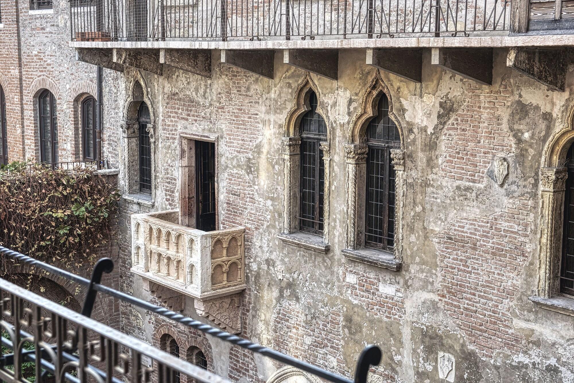 Relais Balcone Di Giulietta Hotel Verona Eksteriør billede The house of the family in the medieval quarter of the city of Verona