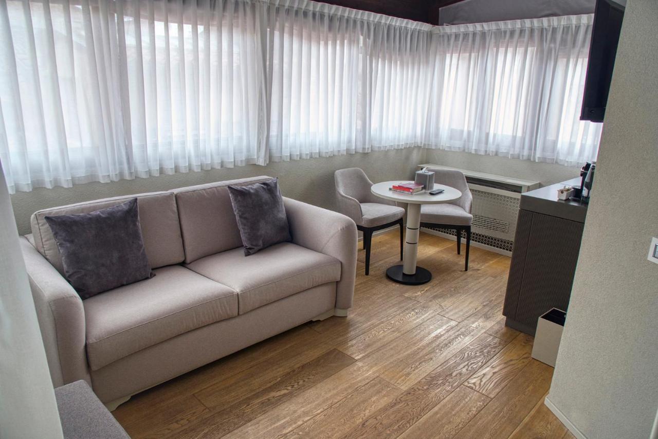 Relais Balcone Di Giulietta Hotel Verona Eksteriør billede A living room in a micro apartment
