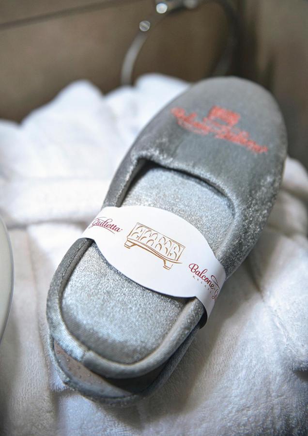 Relais Balcone Di Giulietta Hotel Verona Eksteriør billede A pair of silver slippers