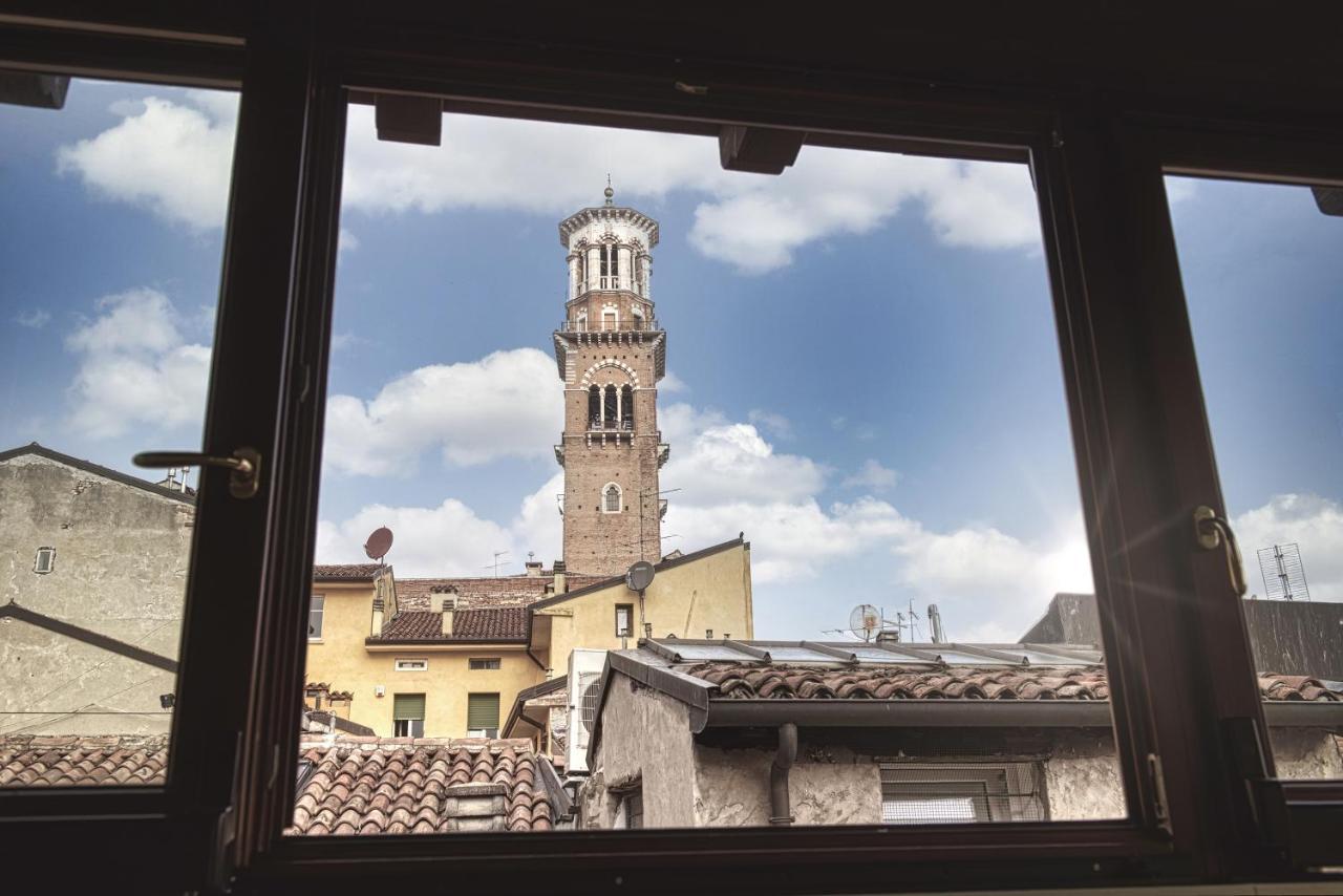 Relais Balcone Di Giulietta Hotel Verona Eksteriør billede The bell tower of the church of San Pietro