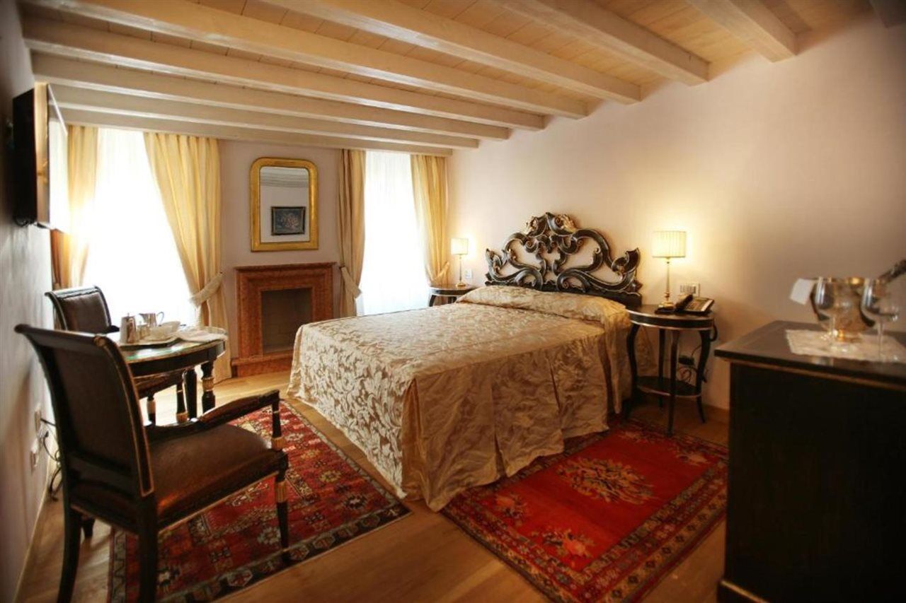 Relais Balcone Di Giulietta Hotel Verona Eksteriør billede A room at the hotel