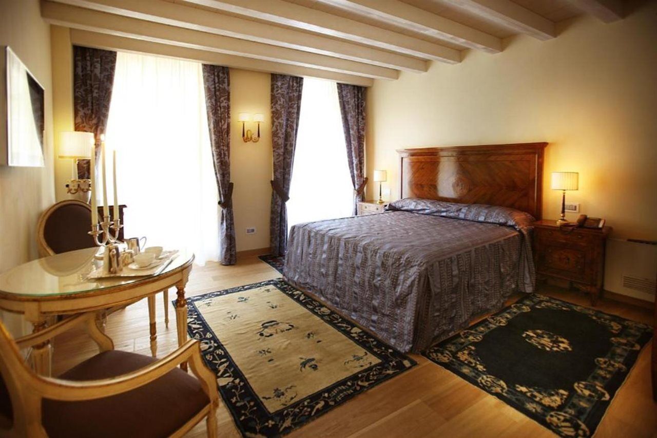 Relais Balcone Di Giulietta Hotel Verona Eksteriør billede A room at the hotel